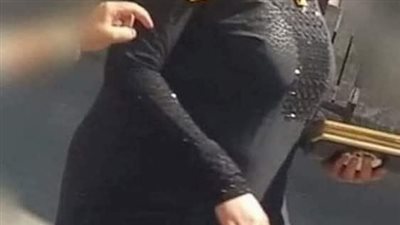 لاقيت ست كبيره لابسه اسود وشكلها غريب