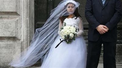 تزوجت وعندها 10 سنوات كانت عمرها عشر سنوات حينما ژفت إلى عريسها كامله