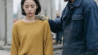 طردني زوجي. وافقت على الزواج من عامل بناء