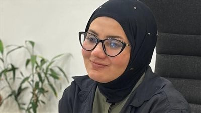 فى الثمانينات وبالتحديد فى منطقة العتبة الدكتورة ايمان راجعة شقتها وبتفتح
